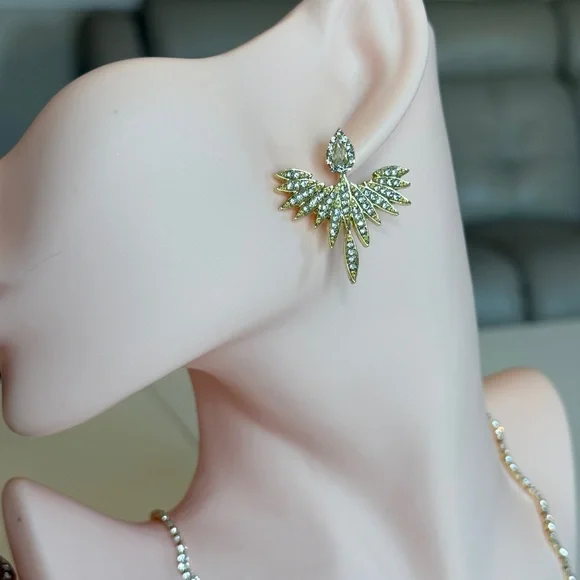 ⚜️ Elegant Gold Winged Earrings - Picture 1 of 9